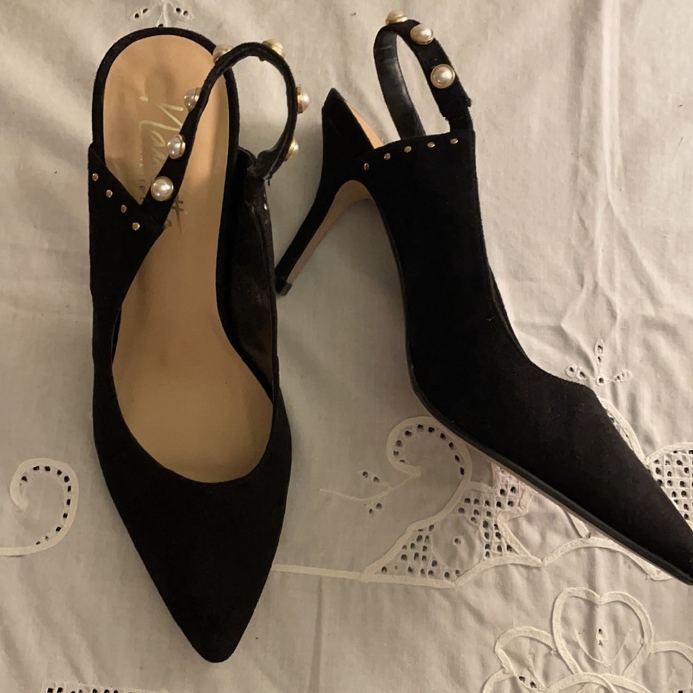 BN Nanette Lepore black dress shoes w/pearl adornments. Size 8, 3/12 inch heels - Picture 2 of 5